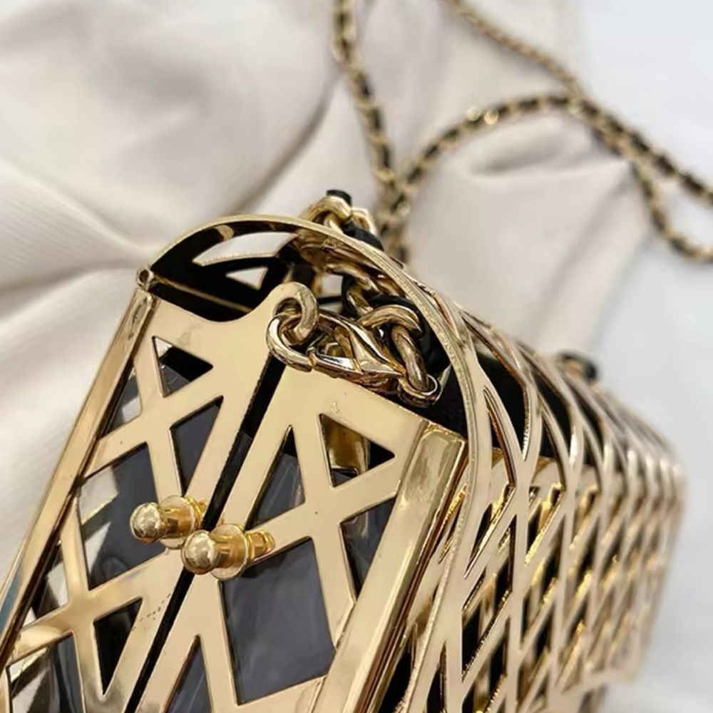 Elegant Metallic Frame Crossbody Bag - Picture 5 of 17